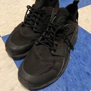 Black Nike huarache shoes